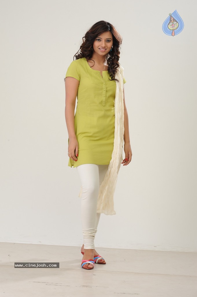 Isha Chawla New Pics - 28 / 42 photos