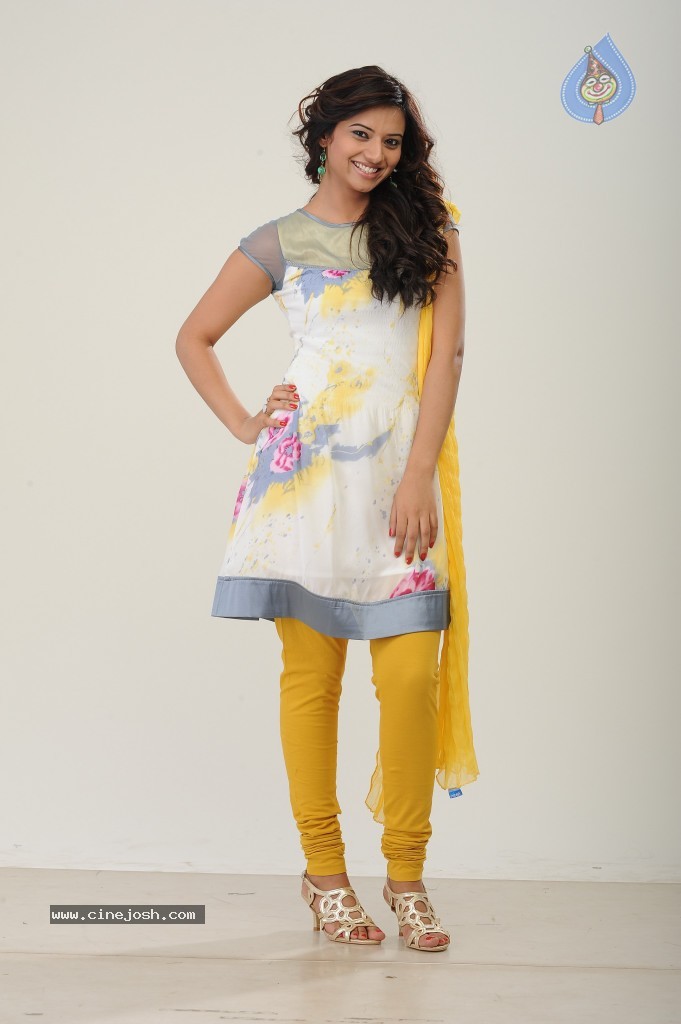 Isha Chawla New Pics - 30 / 42 photos