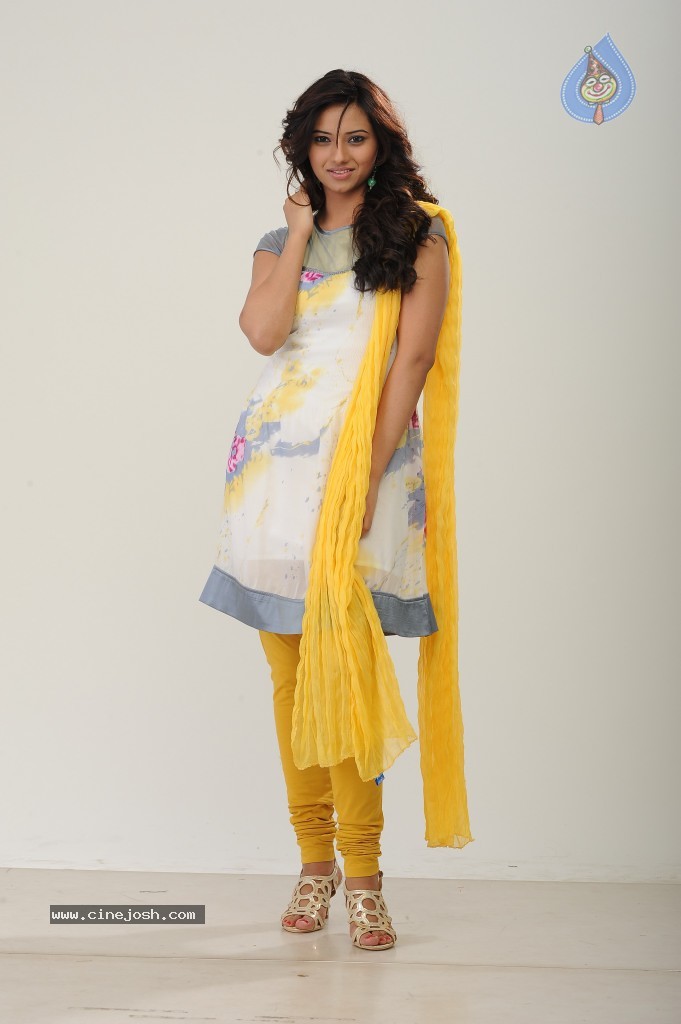 Isha Chawla New Pics - 32 / 42 photos