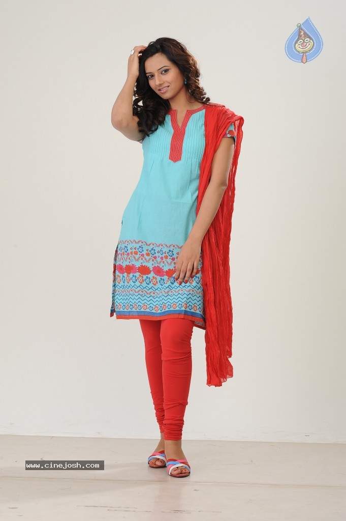 Isha Chawla New Pics - 33 / 42 photos