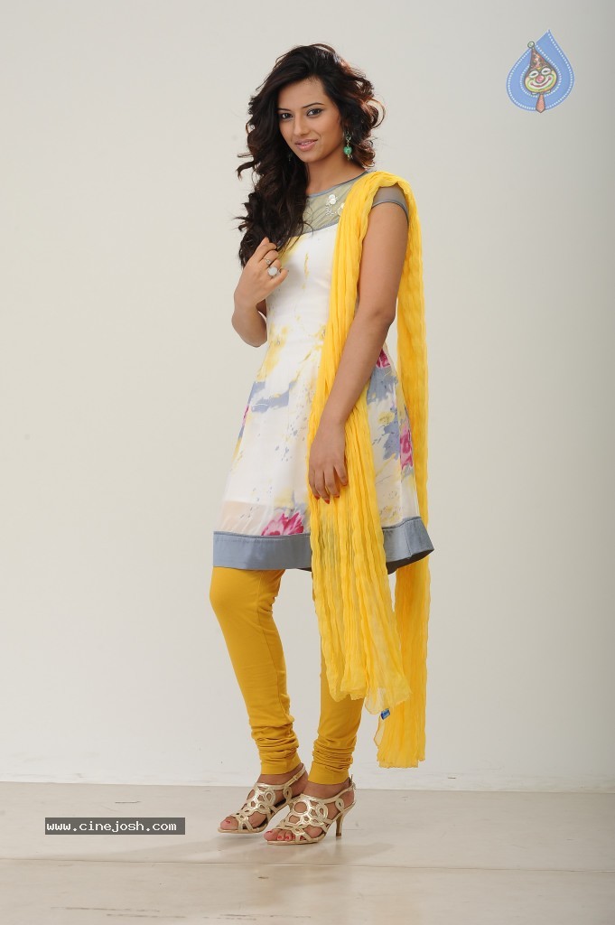 Isha Chawla New Pics - 34 / 42 photos