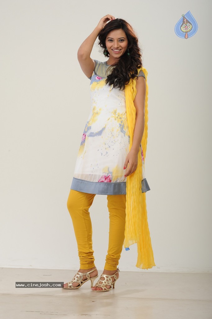 Isha Chawla New Pics - 35 / 42 photos