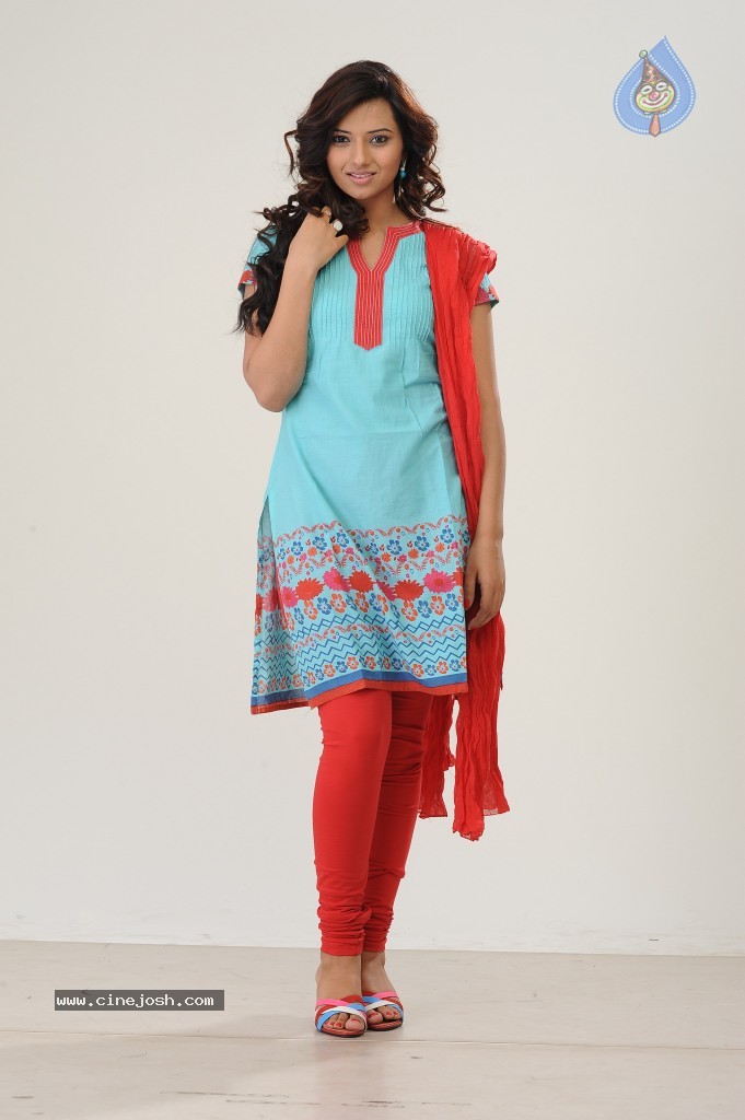 Isha Chawla New Pics - 37 / 42 photos