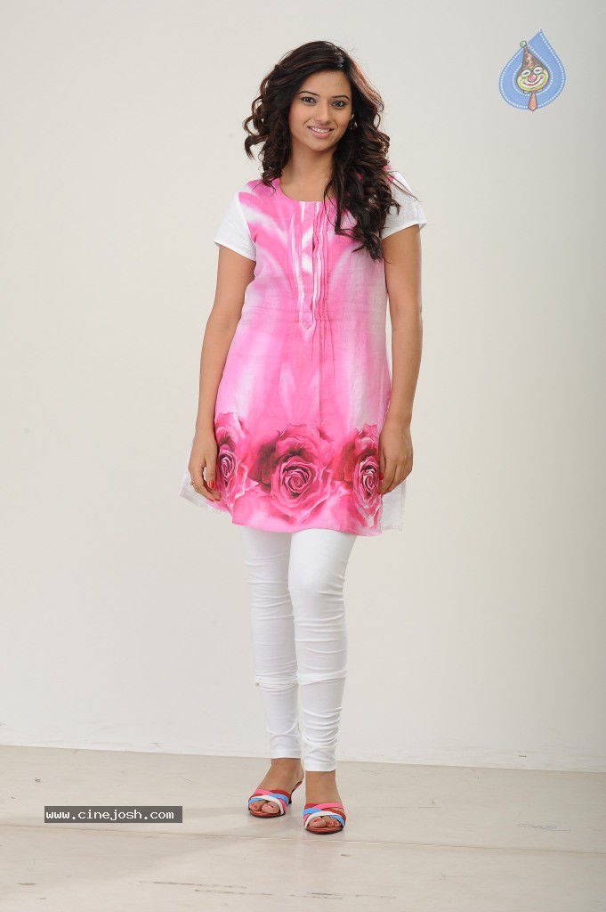 Isha Chawla New Pics - 39 / 42 photos