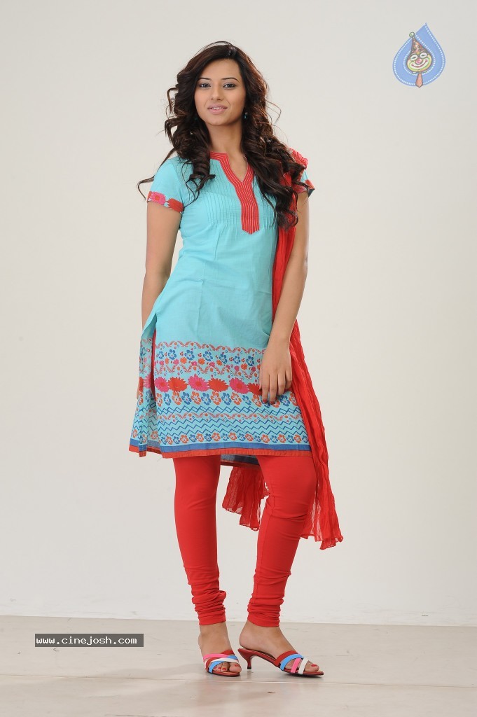 Isha Chawla New Pics - 41 / 42 photos