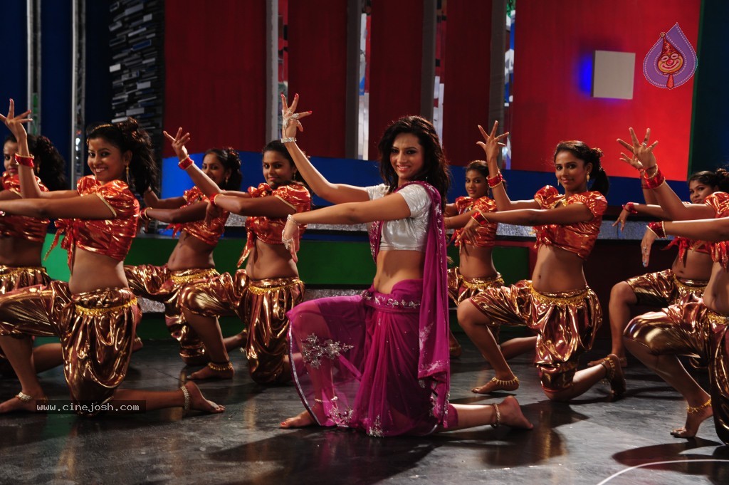 Isha Chawla New Pics - 12 / 31 photos