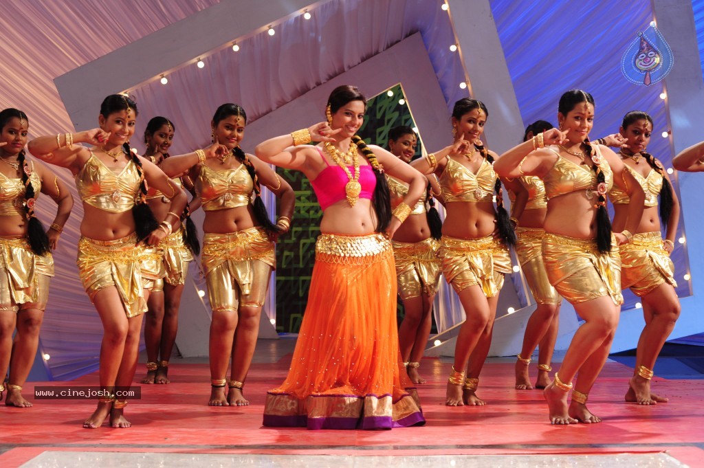 Isha Chawla New Spicy Gallery - 43 / 78 photos