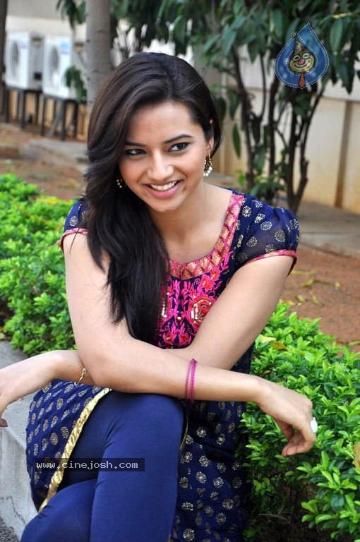 Isha Chawla Photo Gallery - 10 / 56 photos