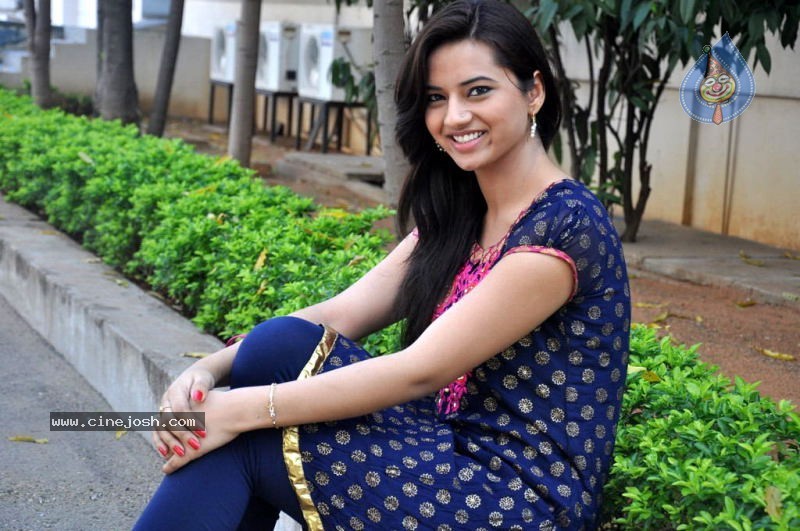 Isha Chawla Photo Gallery - 30 / 56 photos