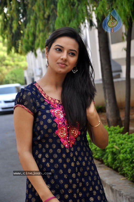 Isha Chawla Photo Gallery - 32 / 56 photos