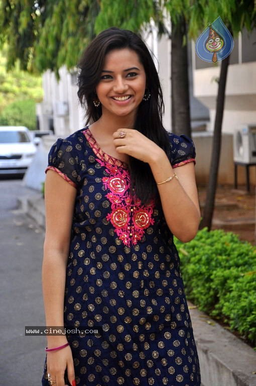 Isha Chawla Photo Gallery - 34 / 56 photos