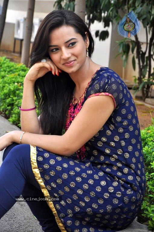 Isha Chawla Photo Gallery - 35 / 56 photos