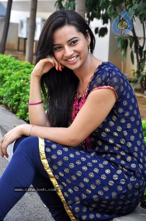 Isha Chawla Photo Gallery - 45 / 56 photos