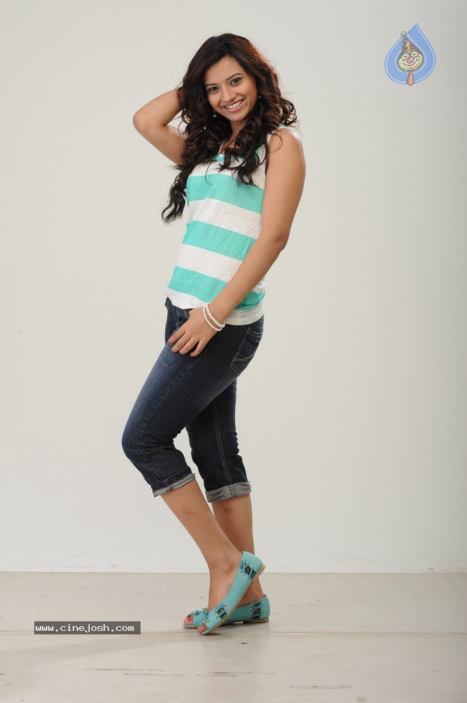 Isha Chawla Photo Gallery - 28 / 133 photos