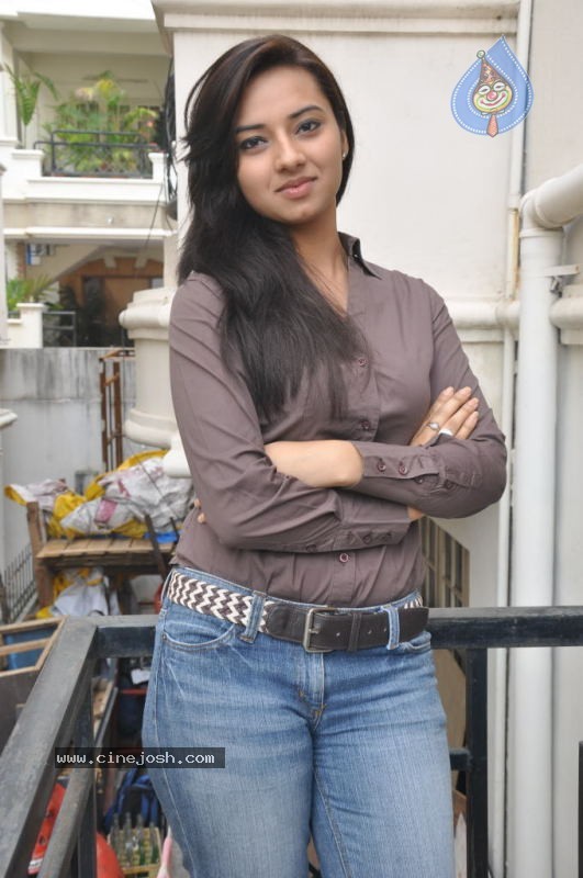 Isha Chawla Photos - 53 / 86 photos