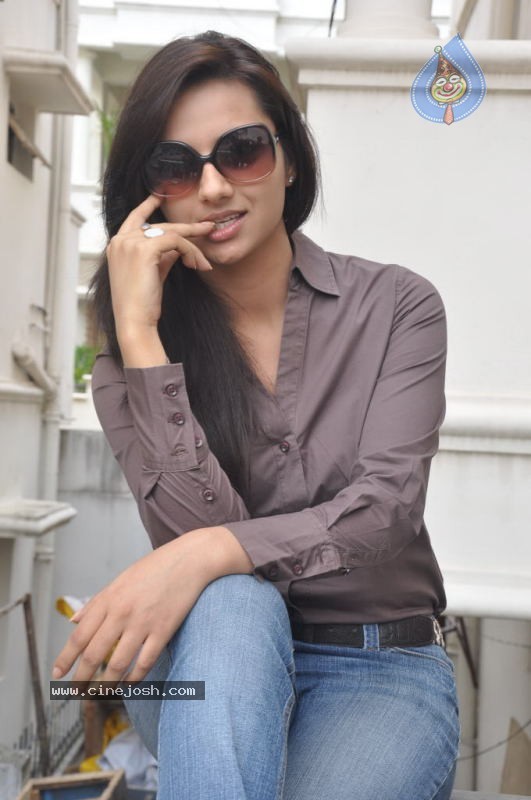 Isha Chawla Photos - 61 / 86 photos