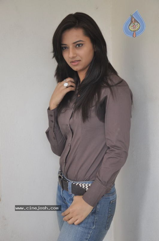 Isha Chawla Photos - 74 / 86 photos