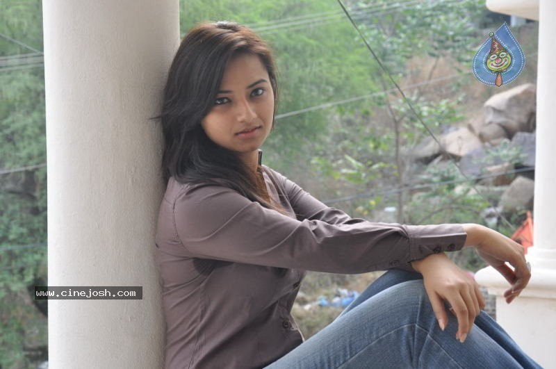 Isha Chawla Photos - 78 / 86 photos