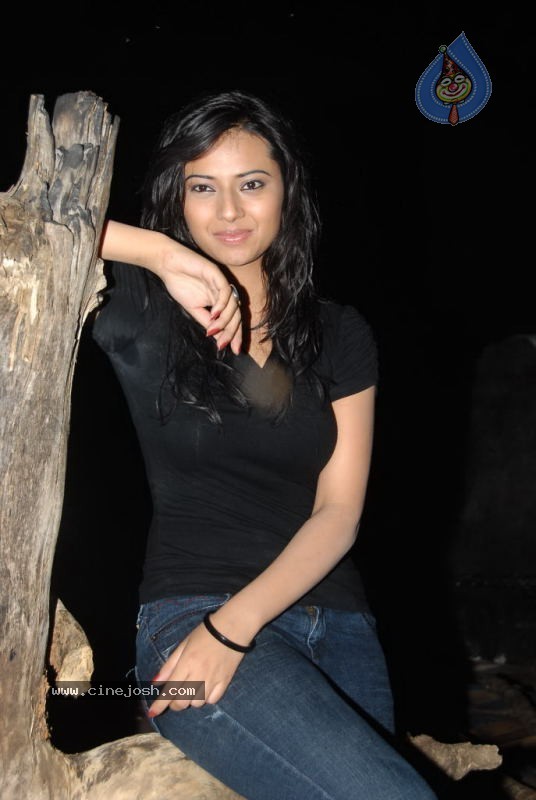 Isha Chawla Stills - 26 / 65 photos