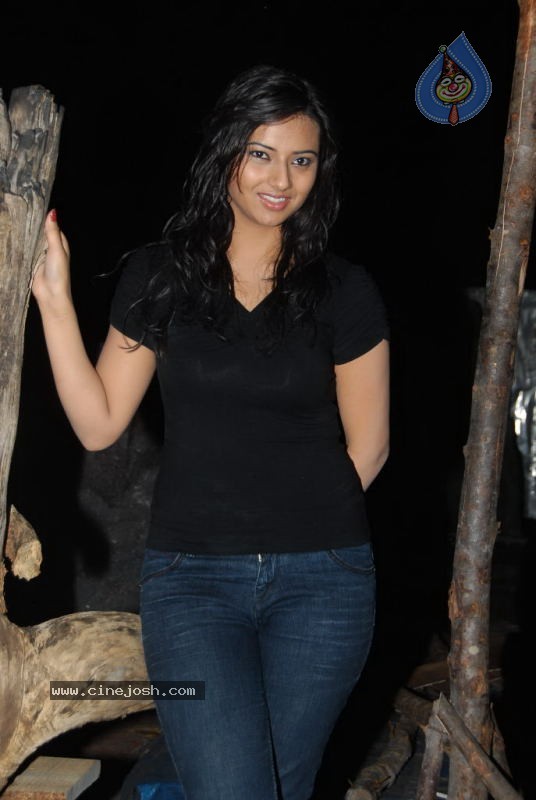 Isha Chawla Stills - 49 / 65 photos