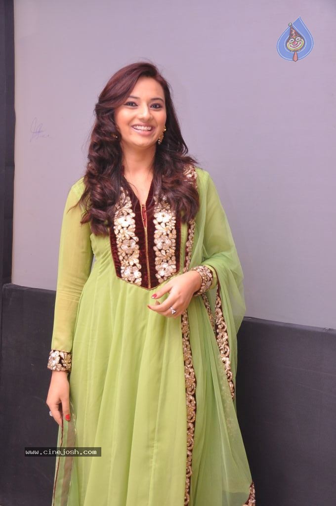 Isha Chawla Stills - 16 / 47 photos