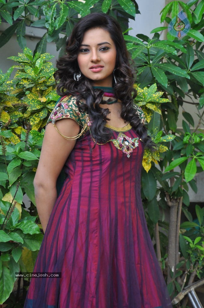 Isha Chawla Stills - 72 / 74 photos