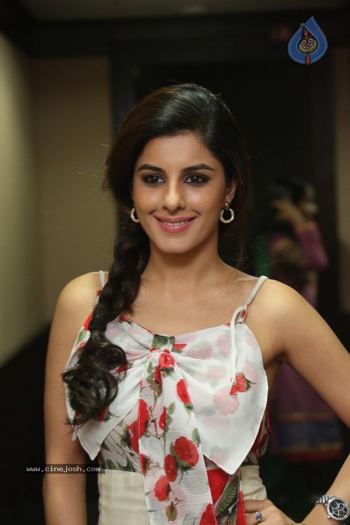 Isha Talwar Latest Pics - 25 / 63 photos
