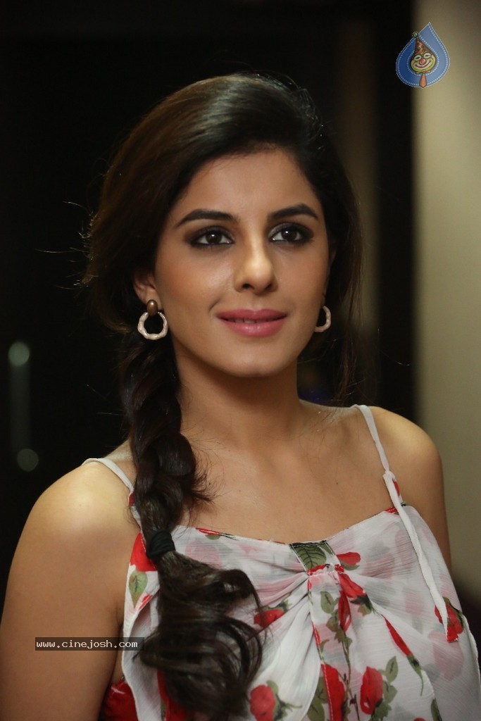 Isha Talwar Latest Pics - 27 / 63 photos