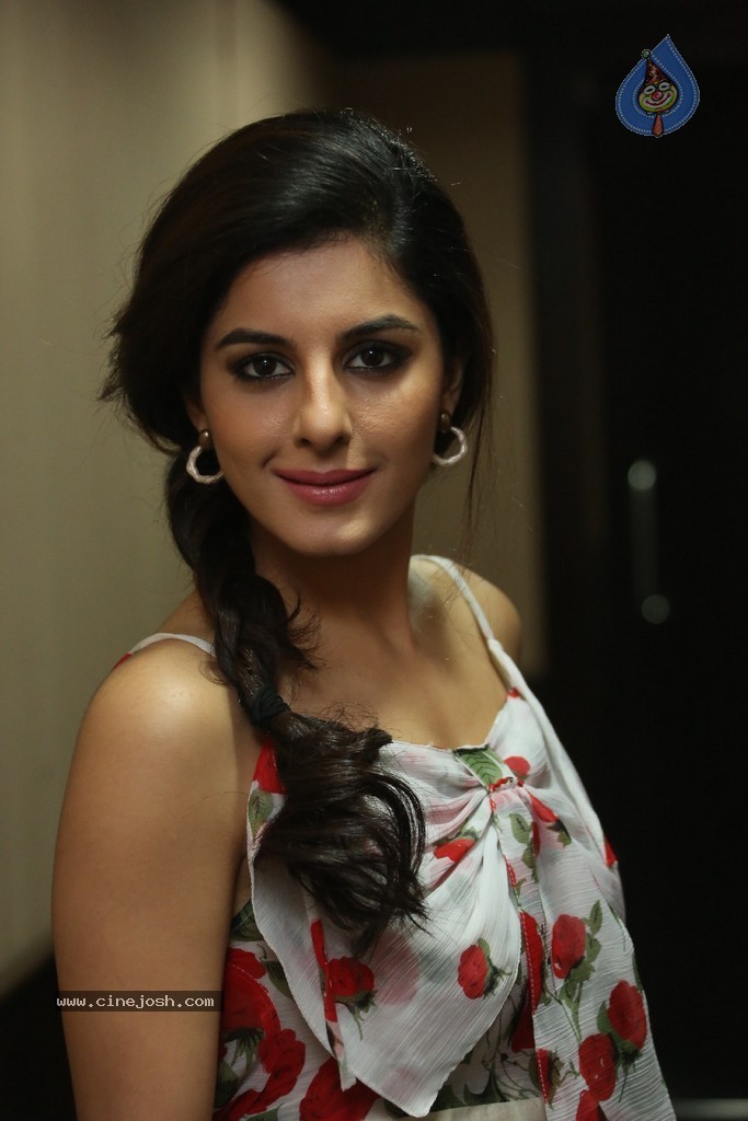Isha Talwar Latest Pics - 35 / 63 photos