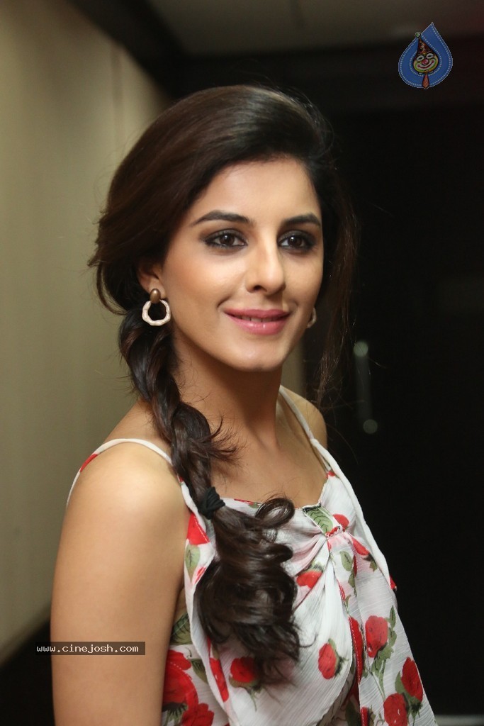 Isha Talwar Latest Pics - 46 / 63 photos