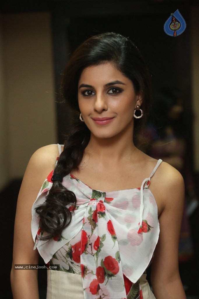 Isha Talwar Latest Pics - 52 / 63 photos