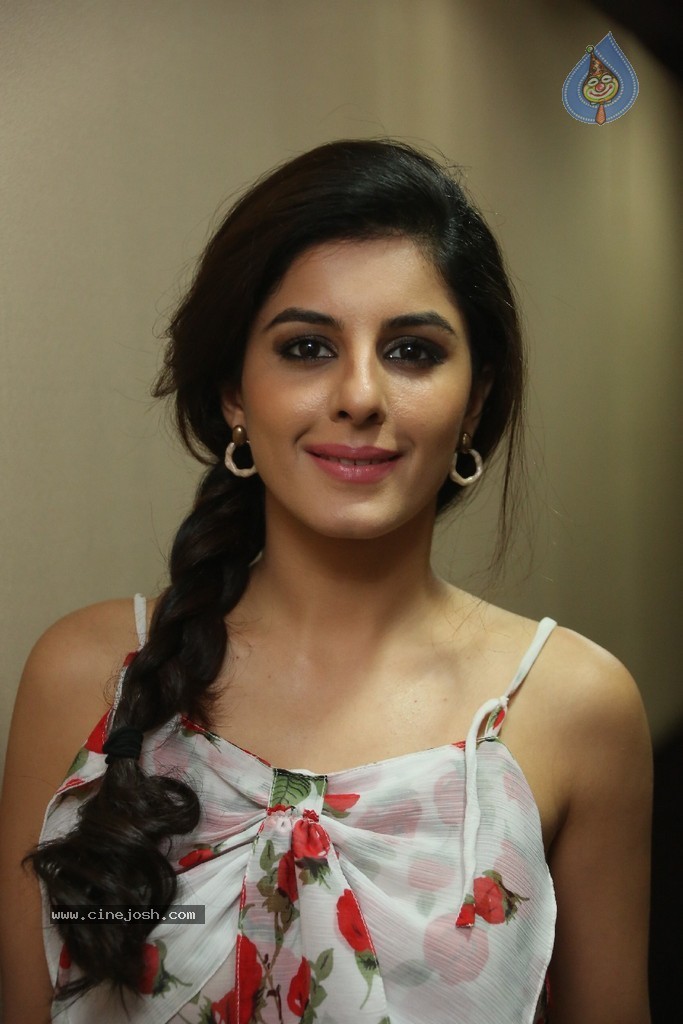 Isha Talwar Latest Pics - 57 / 63 photos