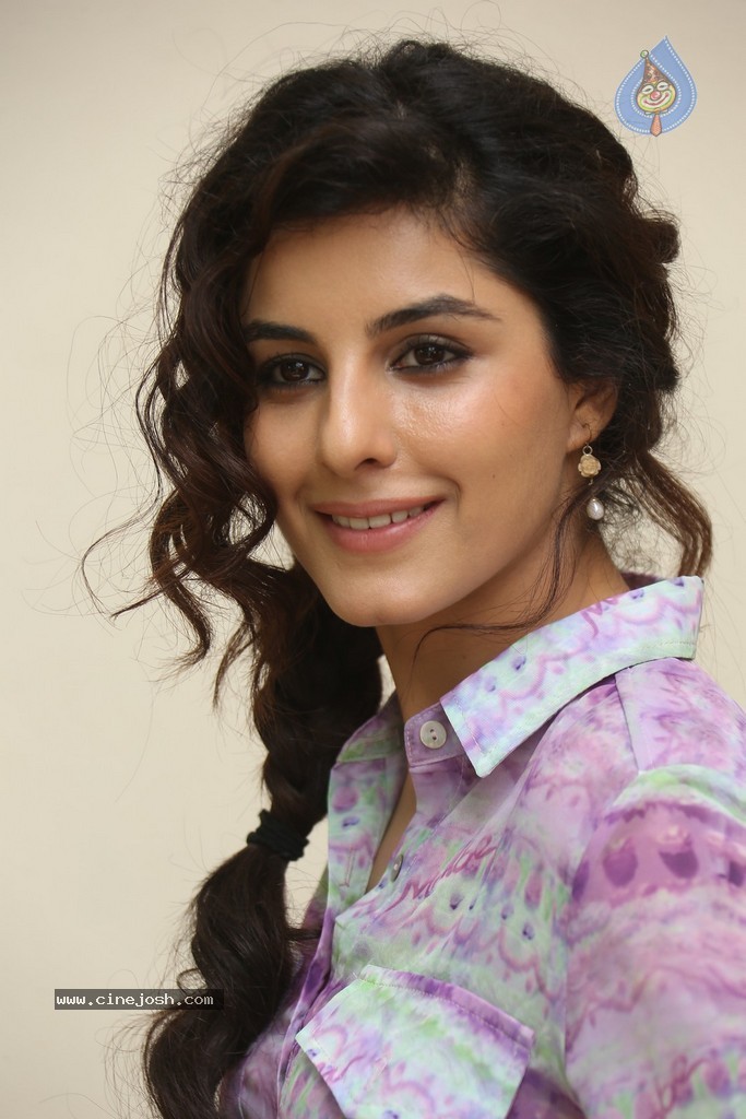 Isha Talwar New Pics - 28 / 86 photos