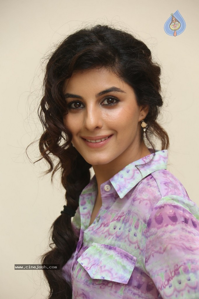 Isha Talwar New Pics - 36 / 86 photos