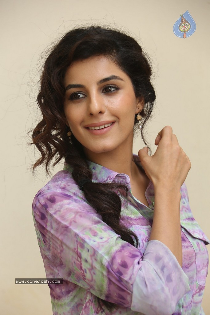 Isha Talwar New Pics - 37 / 86 photos