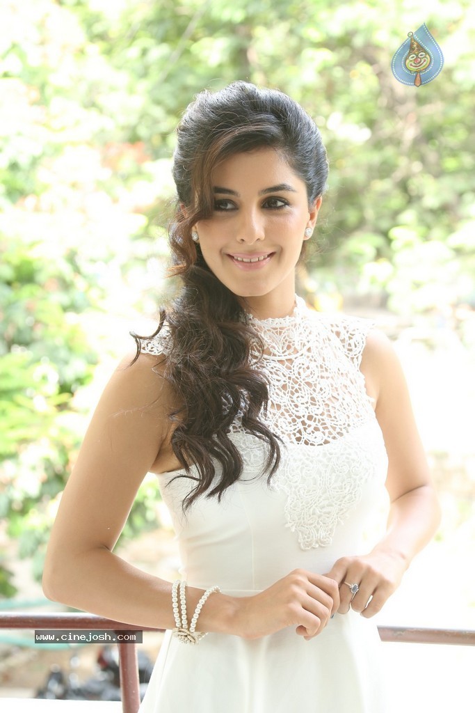 Isha Talwar Pics - 8 / 107 photos