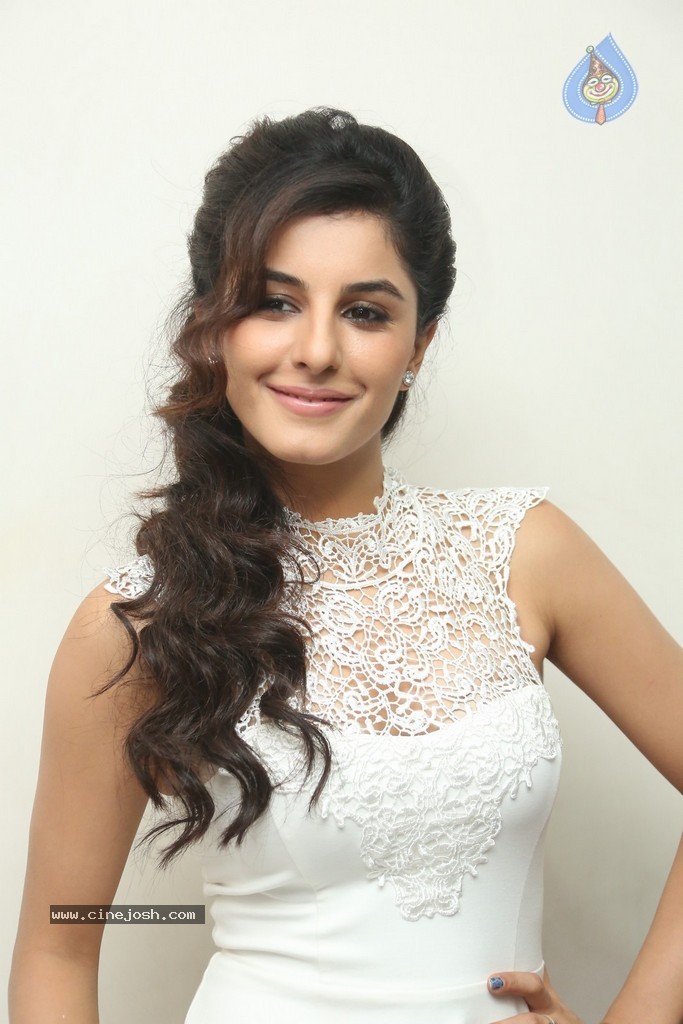 Isha Talwar Pics - 61 / 107 photos