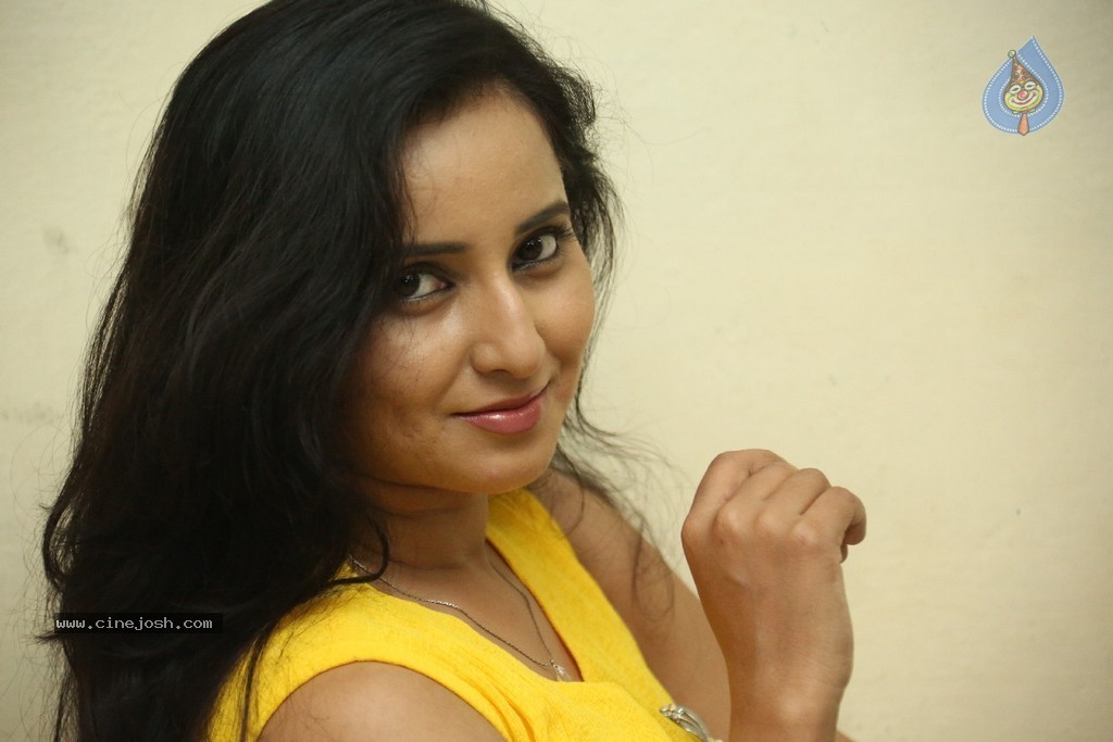 Ishika Singh Latest Pics - 59 / 118 photos