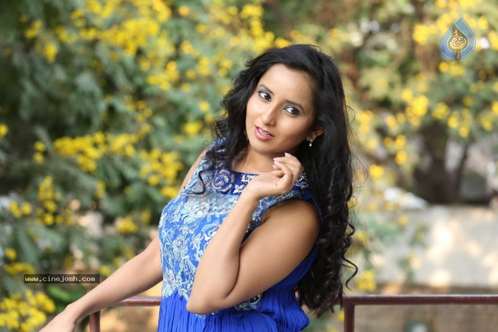 Ishika Singh New Gallery - 17 / 135 photos