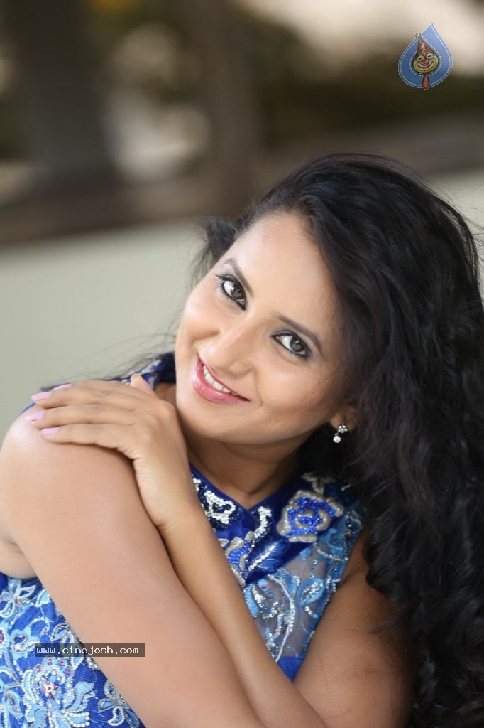 Ishika Singh New Gallery - 22 / 135 photos