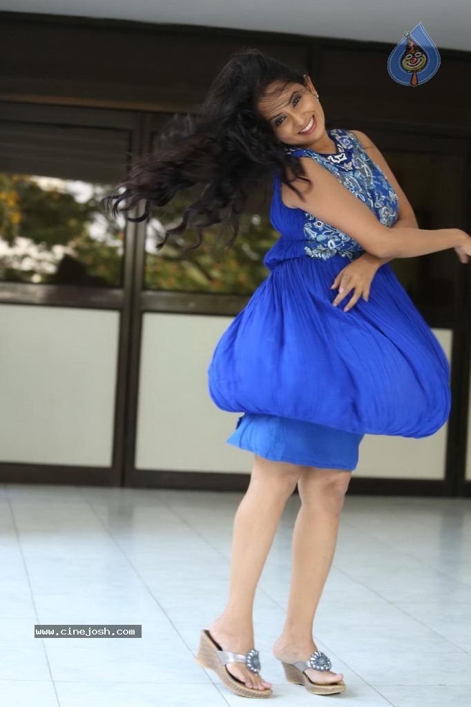 Ishika Singh New Gallery - 32 / 135 photos