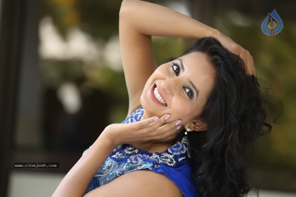 Ishika Singh New Gallery - 37 / 135 photos