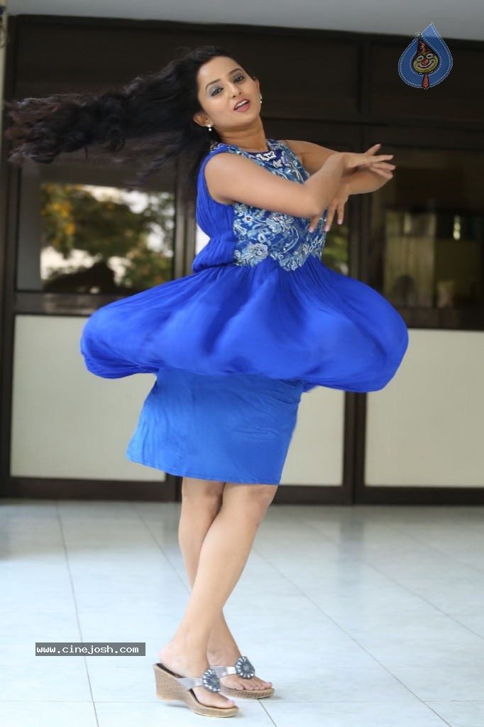 Ishika Singh New Gallery - 40 / 135 photos