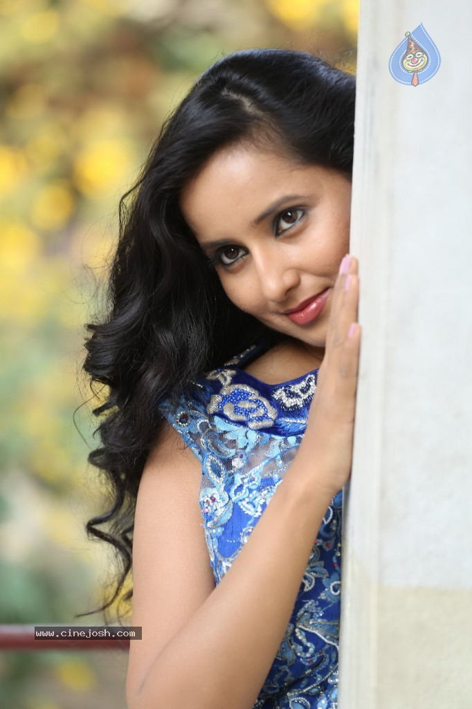 Ishika Singh New Gallery - 56 / 135 photos