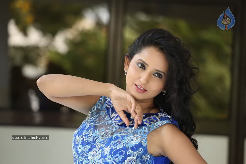 Ishika Singh New Gallery - 102 / 135 photos