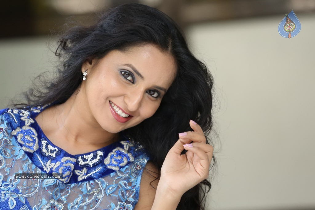 Ishika Singh New Gallery - 117 / 135 photos