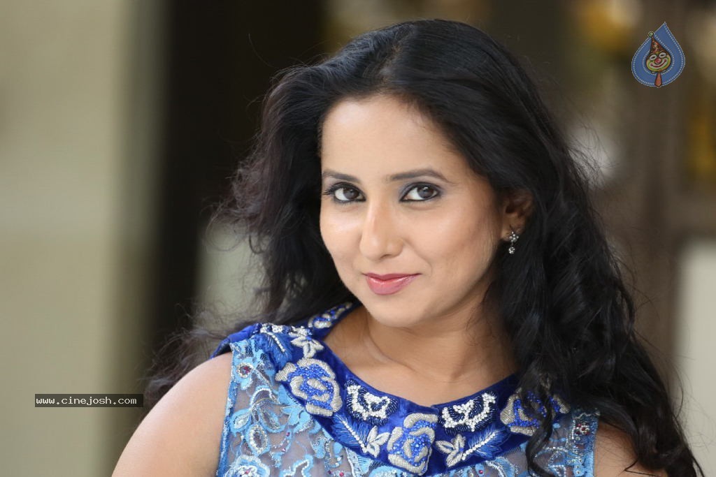 Ishika Singh New Gallery - 118 / 135 photos