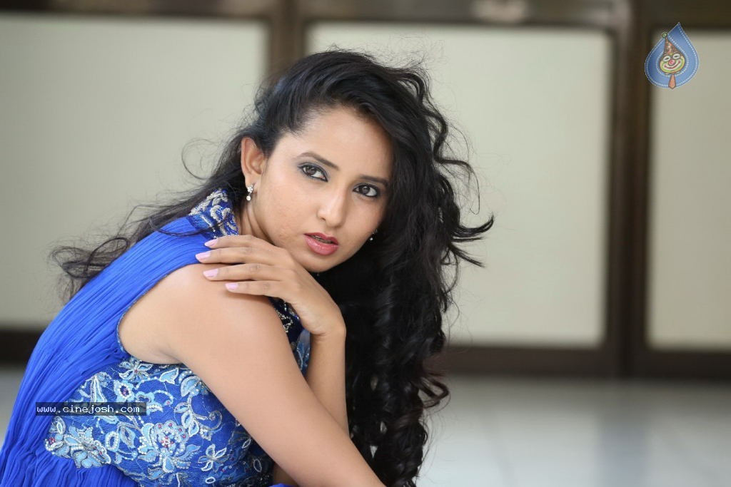 Ishika Singh New Gallery - 126 / 135 photos