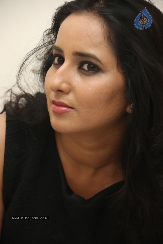 Ishika Singh New Hot Stills - 28 / 152 photos