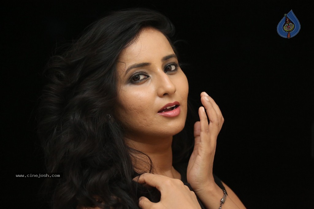 Ishika Singh New Hot Stills - 50 / 152 photos